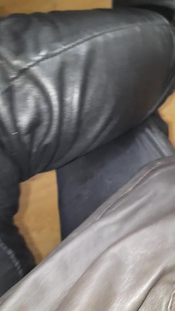 SinDee: Stivali di gomma sporchi con i pantaloni di pelle