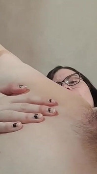 Aku lagi asik ngentot memek aduhaiku pakai benda-benda ini
