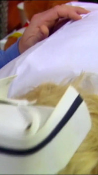 Seksowna blondynka pielęgniarka zostaje zerżnięta w szpitalu przez swojego dużego pacjenta