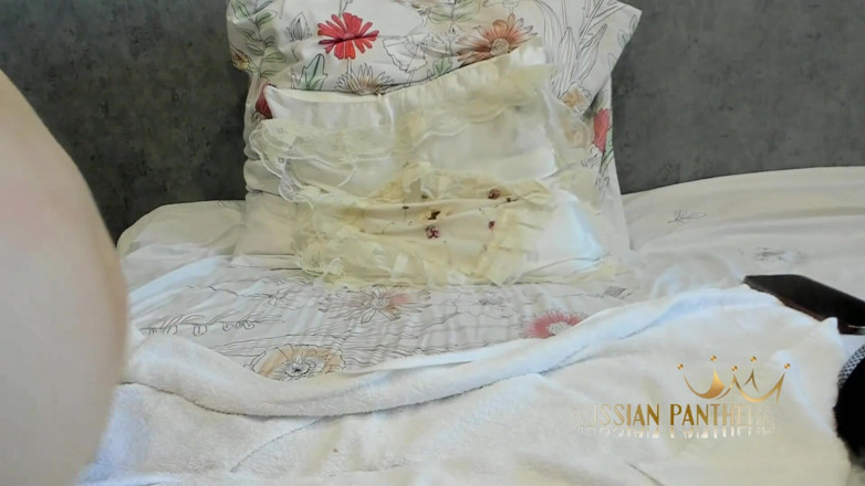 ANGELA_LADY: La bella MILF mora si toglie le sue calze erotiche...