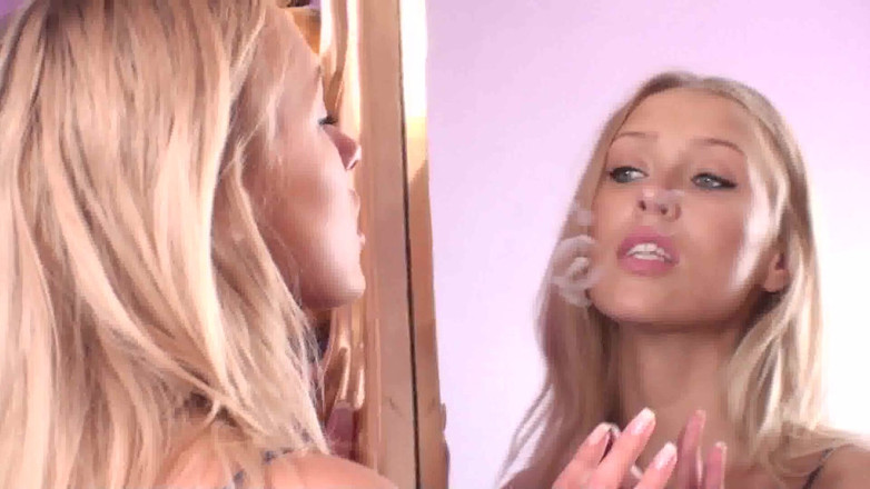 Femdom Austria: Schiavo che implora di ammirarsi la mistress davanti allo specchio