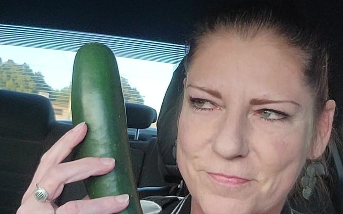 Elite lady S: 熟女在杂货店停车场用巨大的黄瓜自慰并潮吹