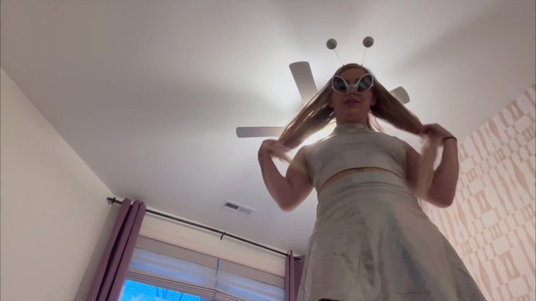 Kink in Time: Futuristická dominace obryně Phoenix Sinz HD POV zmenšující se fantazie čeká!