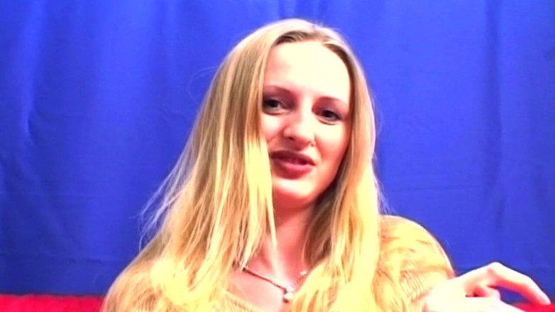 XXXEROTICONLY: Blonďatá zralá děvka hluboko fistována při sání pulzujícího ptáka