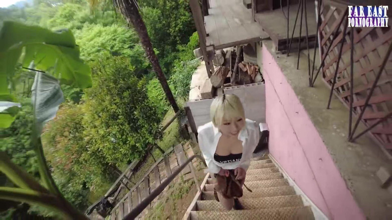 Far East pornography: 与一个金发美女在一个邪恶的湿润狂热中湿透的飞溅玩耍 第2集