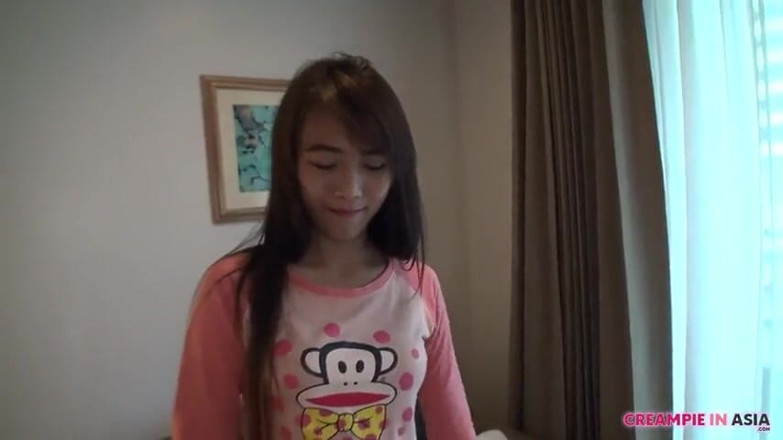 Creampie In Asia: 모드처럼 날씬하고 키가 큰 소녀, 성공적으로 맨백과 풀 크림파이