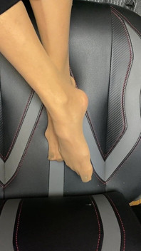 Sexy piccoli piedi in calza con le dita lunghe