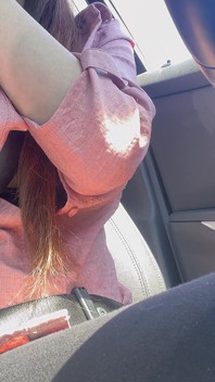 J’exhibe mes seins juteux pendant que je conduis