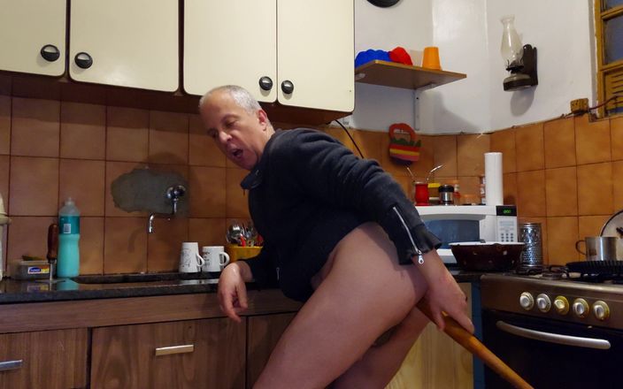 Dildo Man and Cross Hard Sex: In der Küche mit einem heißen arsch spielen