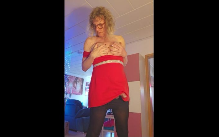 TSLillySophie: TSリリーソフィーは彼女の硬い女の子のペニスをオナニーし、彼女が彼女の大きな負荷を解放するまで彼女の巨乳で遊んでいます