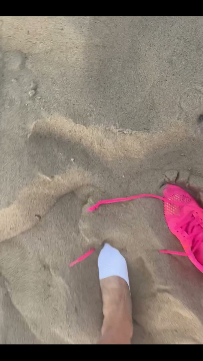 Dominatrix Miss Patricia Stark: Mes pieds adorent la mer