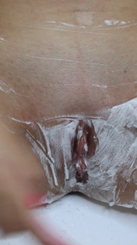 Afeitado peludo y apretado coño de cerca con recortador y navaja!