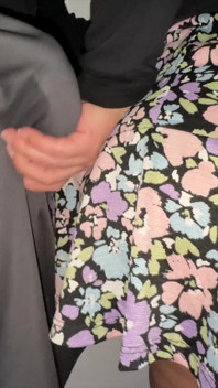 Ella Agarra El Pene De Un Extraño Con Una Gran Erección.