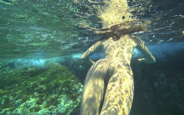 GoldTeachers: Stunning Girl Swims Nude on Public Beach