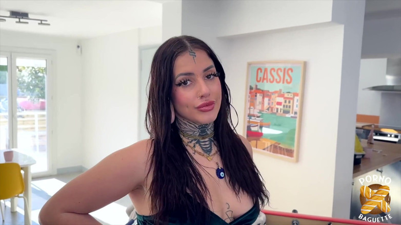 Porno Baguette: Laeticia, a la hermosa morena le encanta tomar la iniciativa