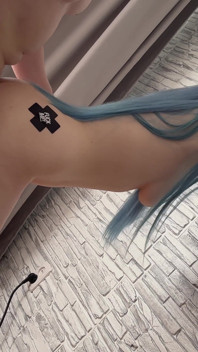 Iştah açıyor kalçalı, yuvarlak götlü ve sallanan memeli düzgün kız. Videoda bir tutam anal var