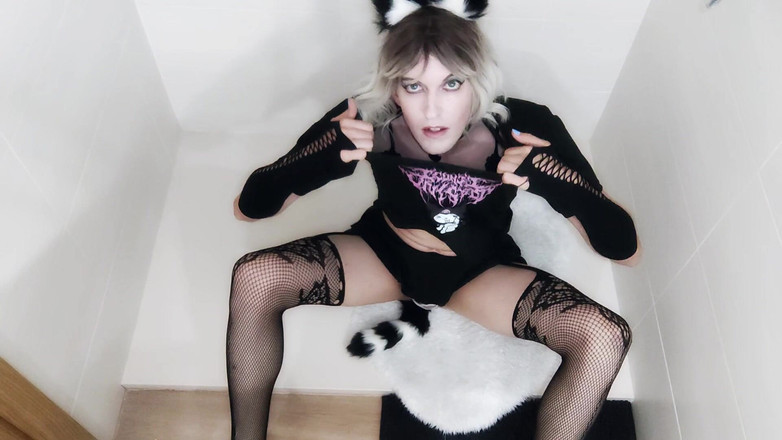 Leona Incubo: Femboy em lingerie brincando com grandes consolos goza rápido