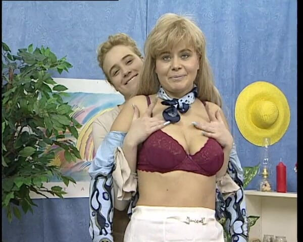 YOUR FIRST PORN: Ein paar klapsen auf po von Stiefmutter - ein paar klatschen...