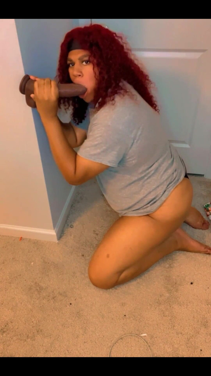 Hicktown_hoochi: Na moich kolanach ssanie dildo BBC