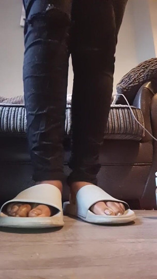 Simp to my ebony feet: Cewek naksir sandal raksasa