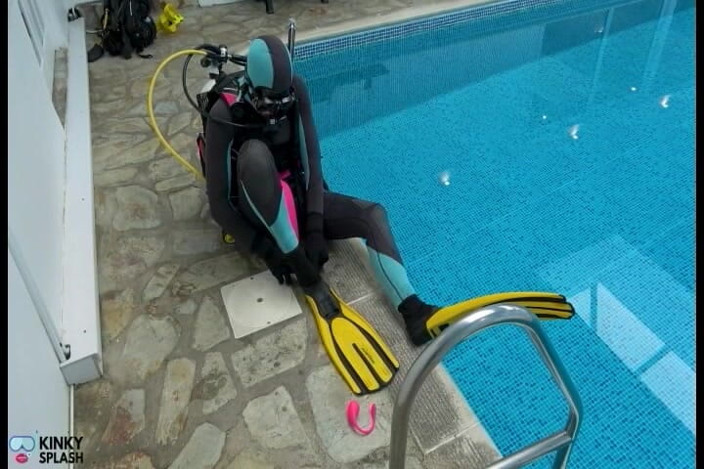 UKCuteGirl Lucy Lauren: Агент Scuba Lucy повертає підводного дайвера в пошуках секретного пристрою