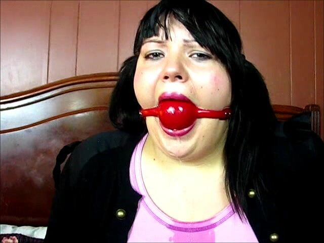 Selfgags classic: Styvmors ballgag fick mig att dregla över mig själv!