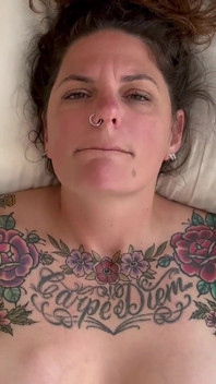 Carrie Capri dildo šuká sebe a stříká tvrdě!!