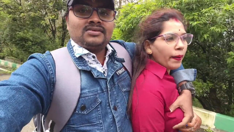 Sona bhabhi: भारतीय देसी लड़की जंगल में अपने प्रेमी द्वारा चुंबन दृश्य और स्तन प्रेस करती है