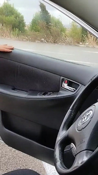 Ao ar livre pedalando, bombeando, mulheres, problemas no carro, menina desesperada