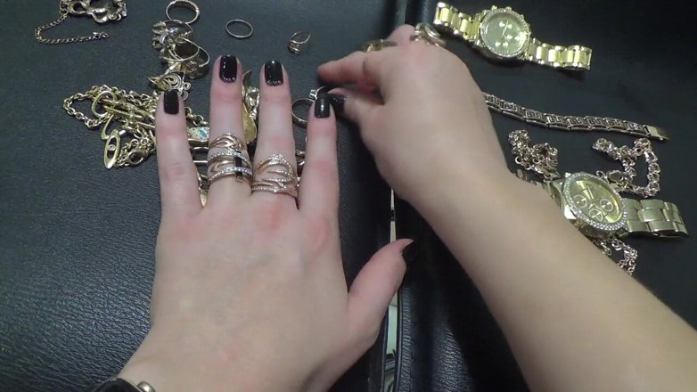 Goddess Misha Goldy: Joyas doradas y fetiche de mano