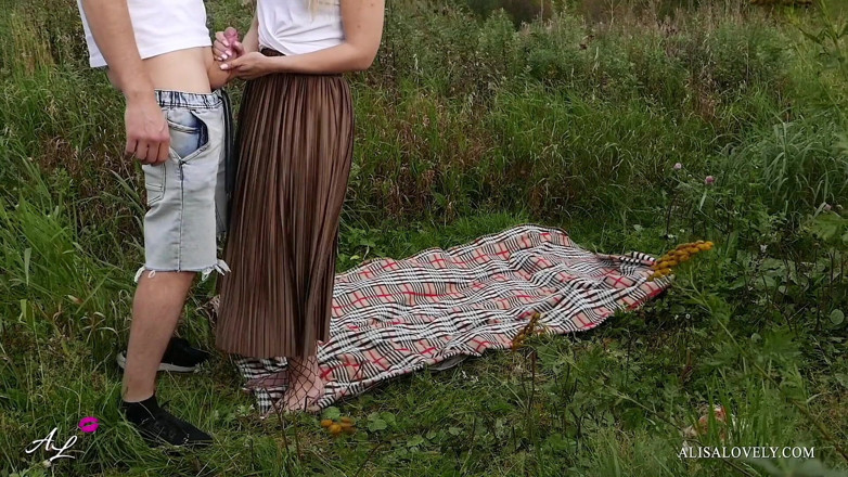 Alisa Lovely: Yaramaz piknik - amatör çift açık havada sikişiyor