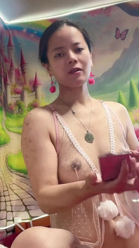 Nake complet, petite nana au cul sexy