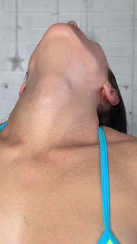 ยืดคอหลังในบิกินี่