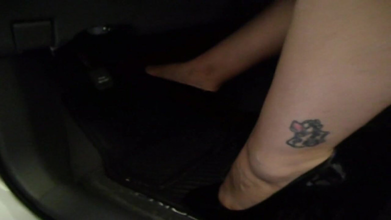 Sexy Amateurz: Gordinha bombeando um pedal no carro