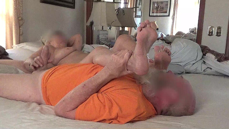 Aunt Ann: Ann sepong kontol sebelum ngocok kontolnya sampai dicrot di kaki...