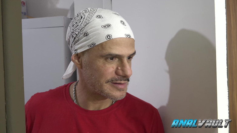 Anal Vault: Soția îl prinde pe soț masturbându-l, îl fute tare, apoi prietenul se...
