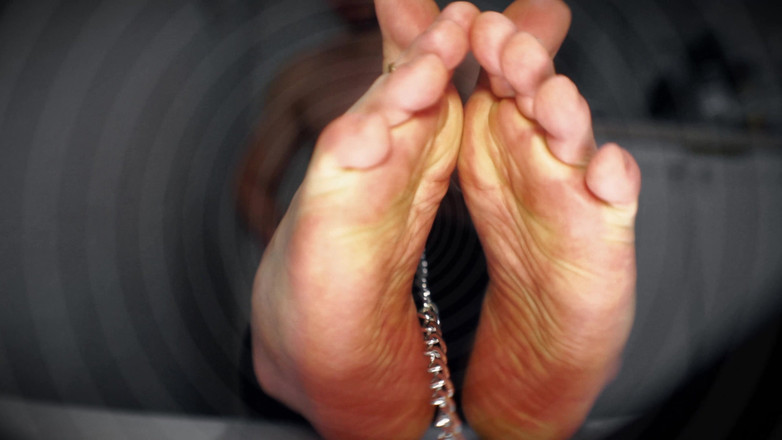 CashmasterAngel: 被锁在主人的脚上