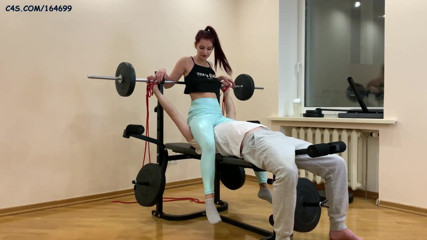 Petite Princesses Femdom: Zrzavá paní Sofi v modrých legínách sedí na obličeji a...