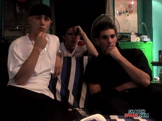 Skater Spank: ケリーがダウンを強く打ち負かす