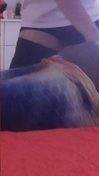 Minha madrasta me pede uma massagem na bunda grande e eu não posso resistir