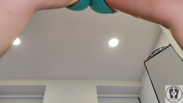 All You Can Fetish: Ana spears yoga allenamento accovacciata allungando lo zoccolo di cammello