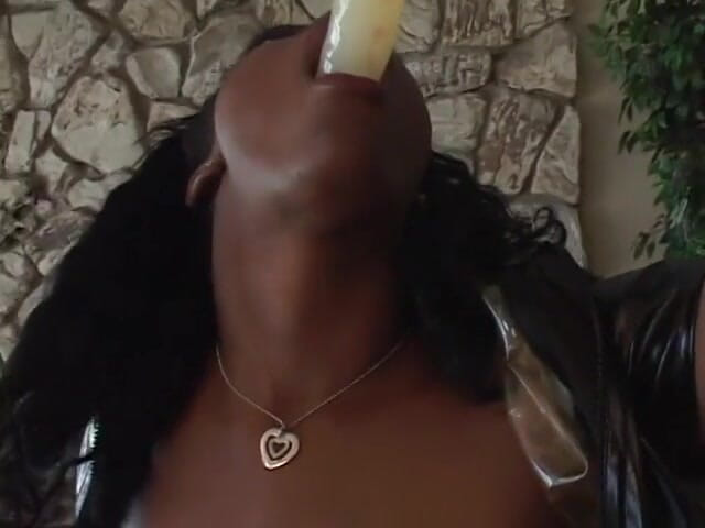 Anal seduction: Bintang lucah hitam dengan bola gag menukar dildo kepada zakar...