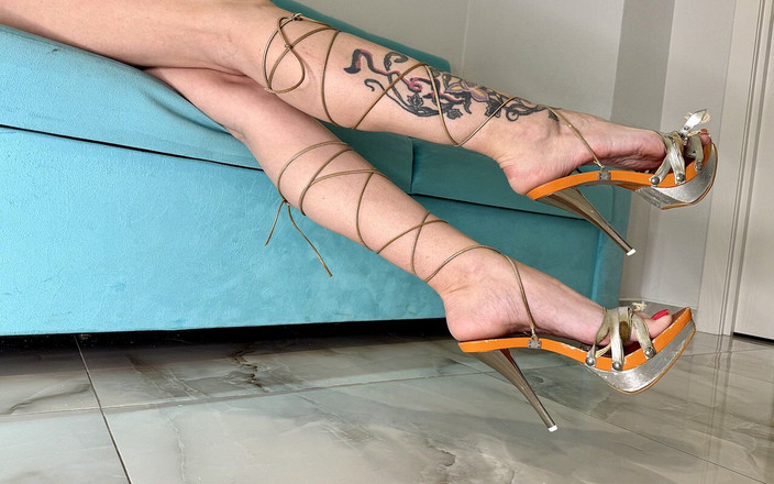 Julia domaina: Tacchi alti a spillo, sandali per le gambe a tacco...