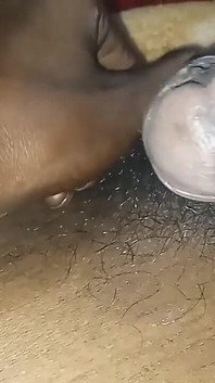 Pela primeira vez, o garoto fodeu seu amigo em uma posição de quatro à noite