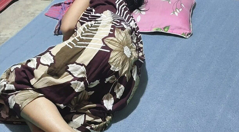 Mona sexy: 젖탱이를 빨아주는 어린 바비