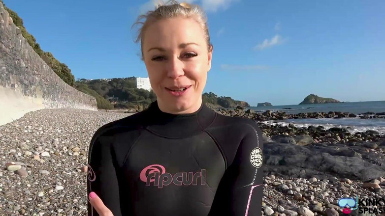 UKCuteGirl Lucy Lauren: Wetsuit kaltak taşaklarını dondurman için seninle alay ediyor