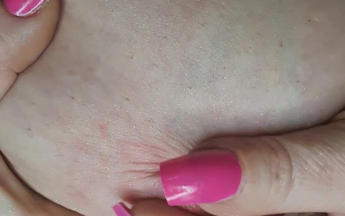 JJ Jewel BBW: Cewek toket besar ini lagi asik mainin toket besarnya pakai...