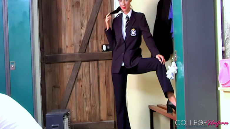 College Uniform: Photoshoot Bts představuje Victoria James