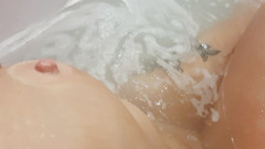 Sweet Hot mouth: Masturbando minha buceta no banheiro, tive um orgasmo de água quente...