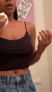 Jenna Foxx играет со своей киской в ванной!